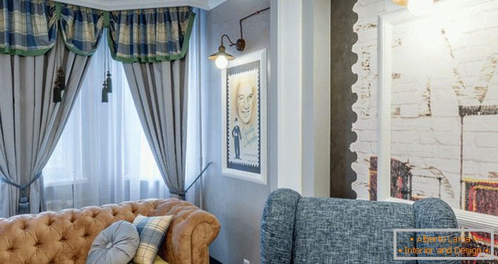 Im modernen Interieur des Wohnzimmers einer jungen Künstlerfamilie finden Sie immer traditionelle Elemente. Achten Sie auf das Chester Sofa, Vorhänge aus schweren Textilien und eine Farbpalette in der Dekoration der Wände. 