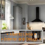 Kücheninnenraum mit eingebauten Lichtern und hängenden Leuchtern
