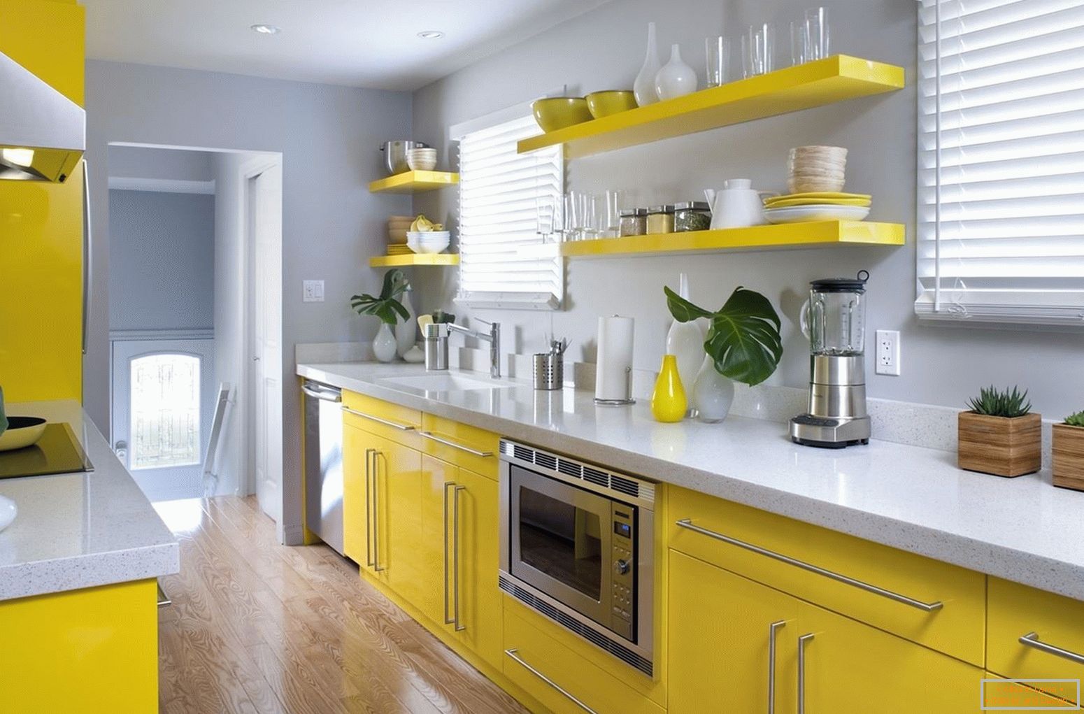 Die Kombination aus gelben Möbeln und grauen Wänden in der Küche