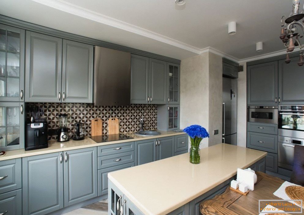 Möbel mit grauer Fassade in der Küche