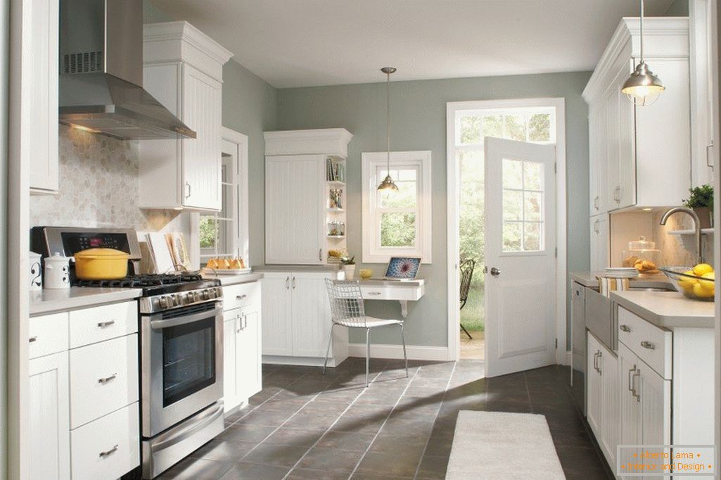 Weiße Möbel und graue Wände im Inneren der Küche