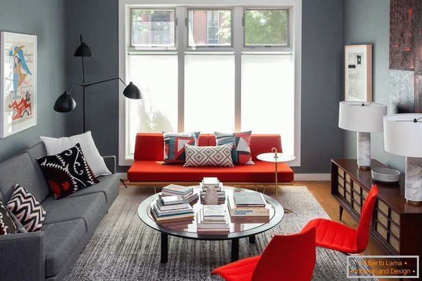 Rote Sessel im grauen Wohnzimmer