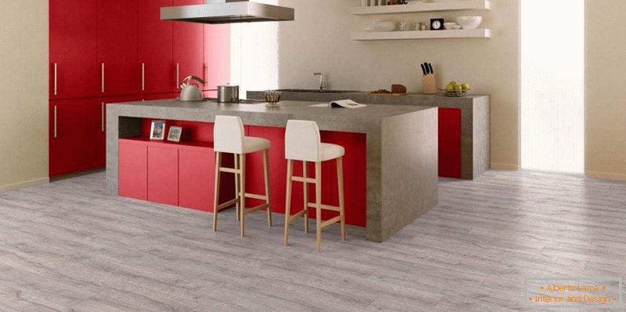 Die Kombination aus grauem Bodenbelag, beige Wänden und roten Möbeln in der Küche