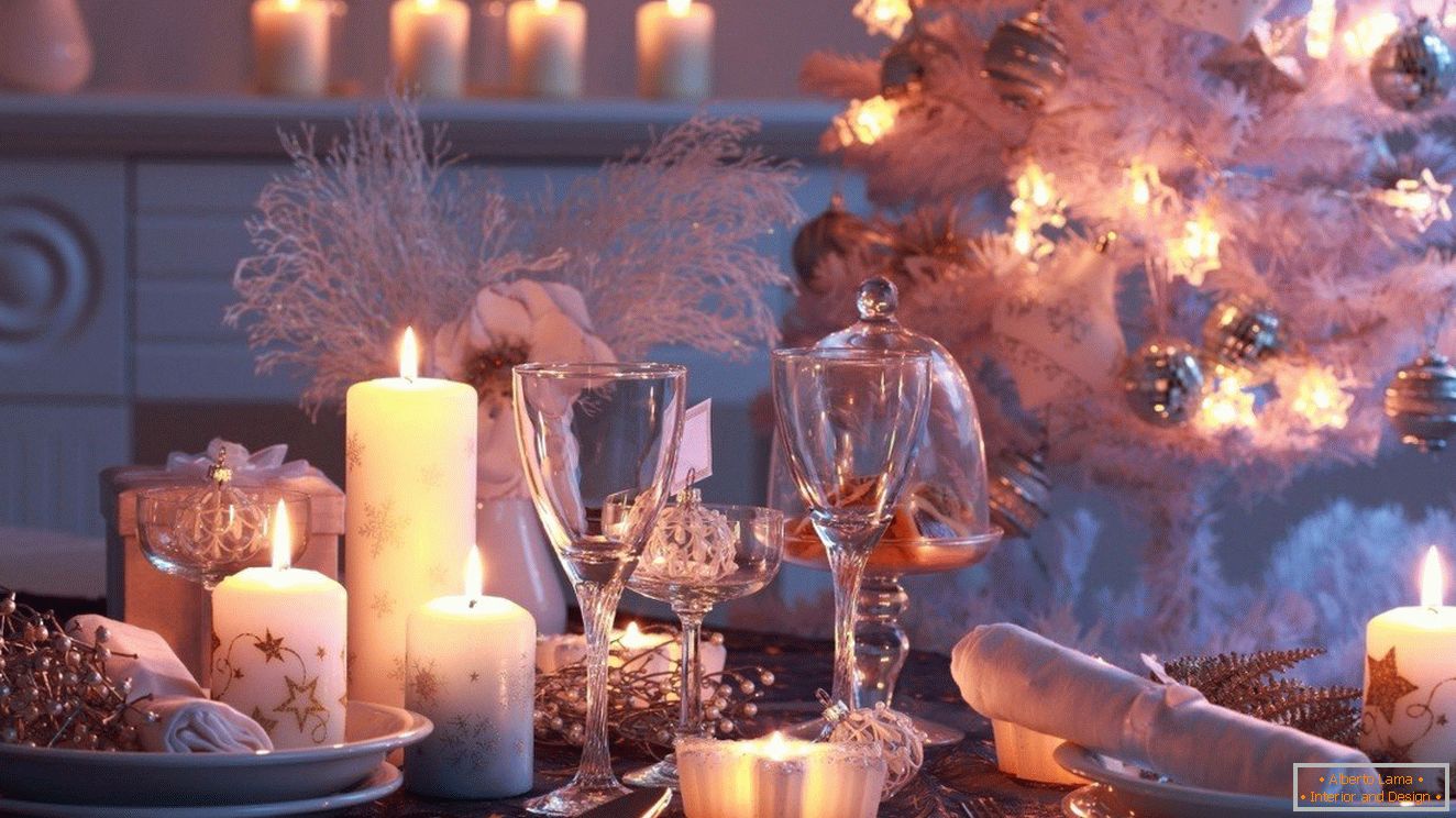 Die Verwendung von Kerzen verschiedener Größen im Dekor des Neujahrstischs