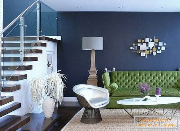 Grünes Sofa und blaue Wände im Wohnzimmer