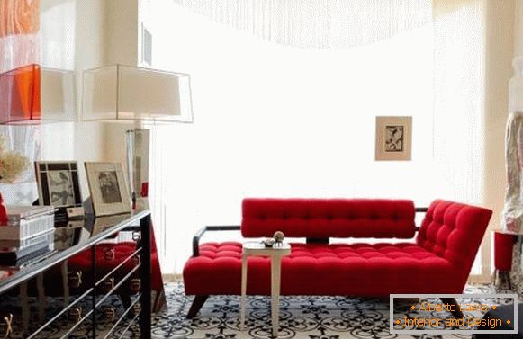 Kleines schickes Wohnzimmer mit einem roten Sofa