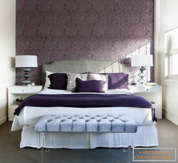 Schlafzimmer Design in lila Tönen mit blauen Details