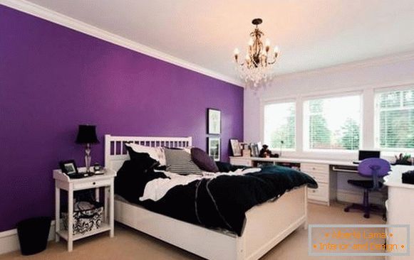Helle, violette Wände im Schlafzimmer hinter dem Kopfteil