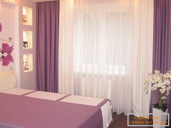 Schlafzimmer in violetten Farben in einem modernen Stil