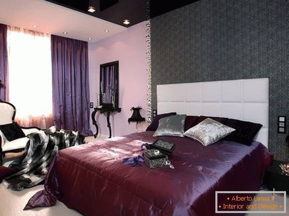 Lila Schlafzimmer mit einer dunkelgrauen Spanndecke