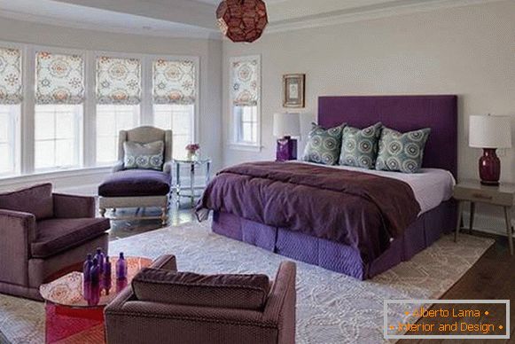Purpurrote Möbel im Schlafzimmer - Fotodesign mit hellen Wänden