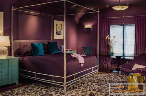Schlafzimmerdesign in den lila Tönen - Foto mit hellem Dekor