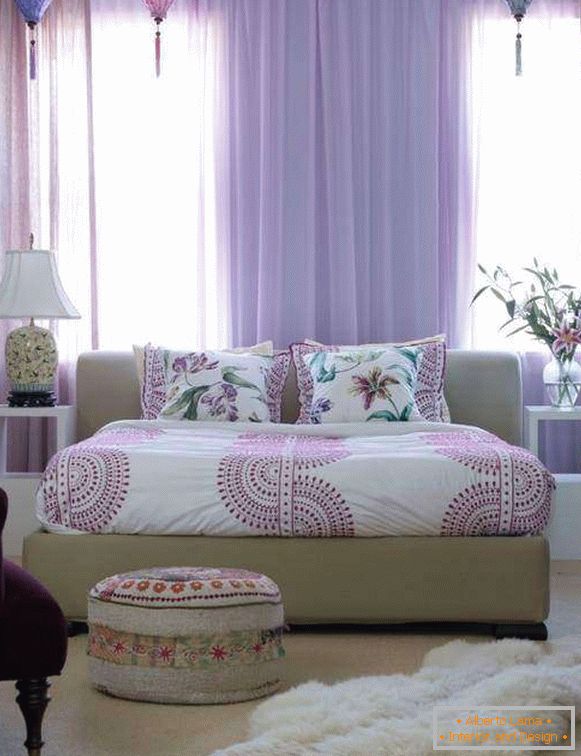 Transparente purpurrote Vorhänge im Schlafzimmer - Foto im Innenraum
