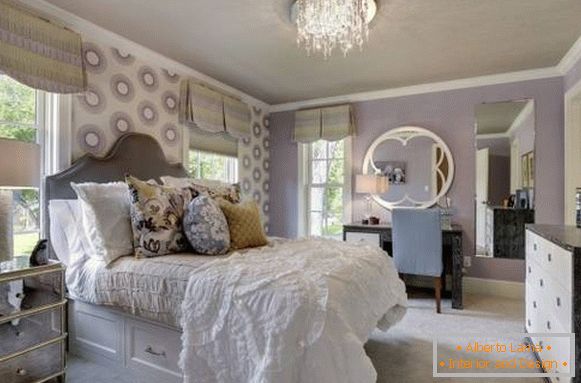 Violette Tapete im Schlafzimmer und hellen Farben