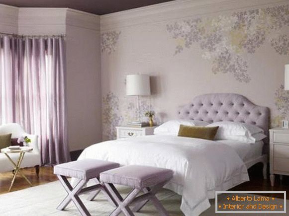 Purpurrote Tapeten, Vorhänge und Decke im Schlafzimmer - Foto