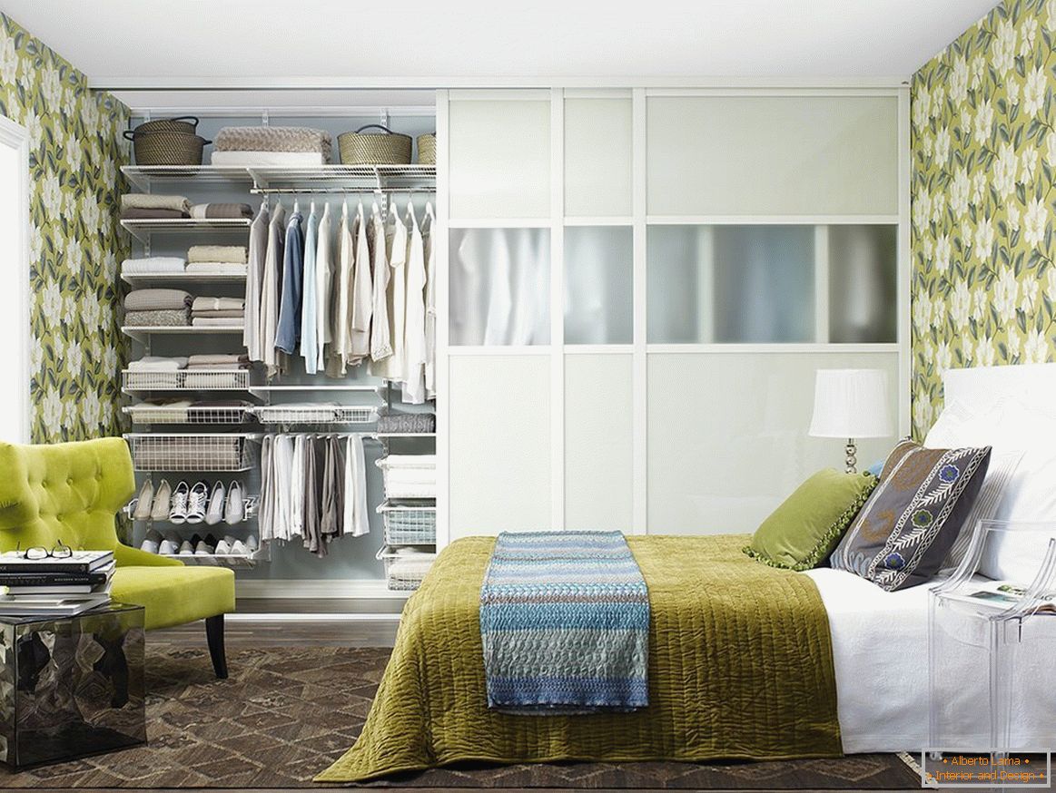 Stilvolle Garderobe im modernen Schlafzimmer