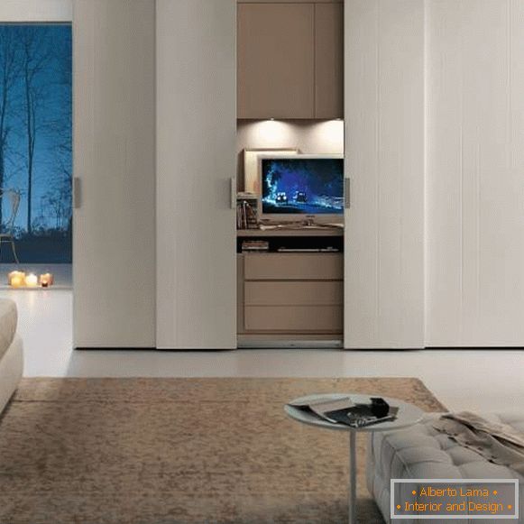 Großes Kleiderschrankfach im Schlafzimmer - Foto mit TV im Inneren