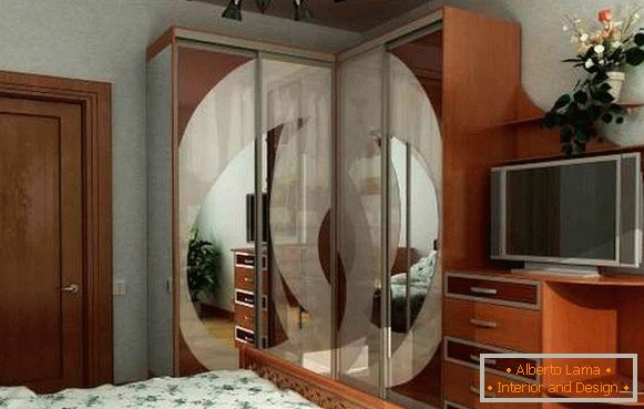 Schöner Schlafzimmerschrank für das Schlafen - Foto des Eckmodells mit Fernsehen