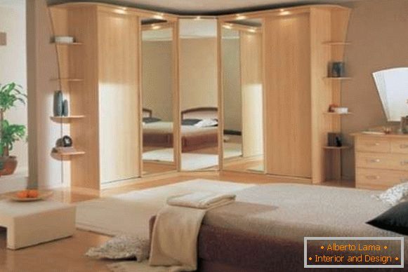 Eckschrank im Inneren des Schlafzimmers - Fotos aus Holz und Spiegeln
