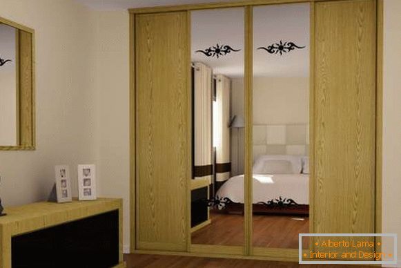 Spiegelschränke eines Abteils in einem Schlafzimmer - ein Foto in Senffarbe
