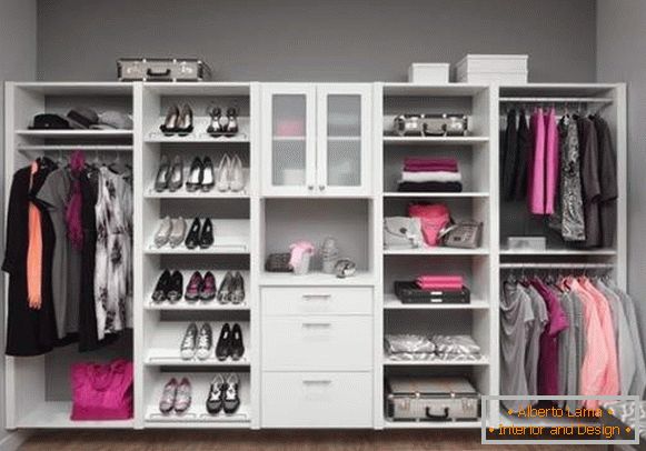 Interne Befüllung der Garderobe im Schlafzimmer - фото гардеробной девушки