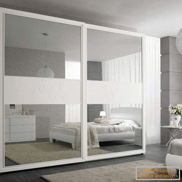 Schlafzimmer mit Garderobe mit Spiegeltüren - Foto