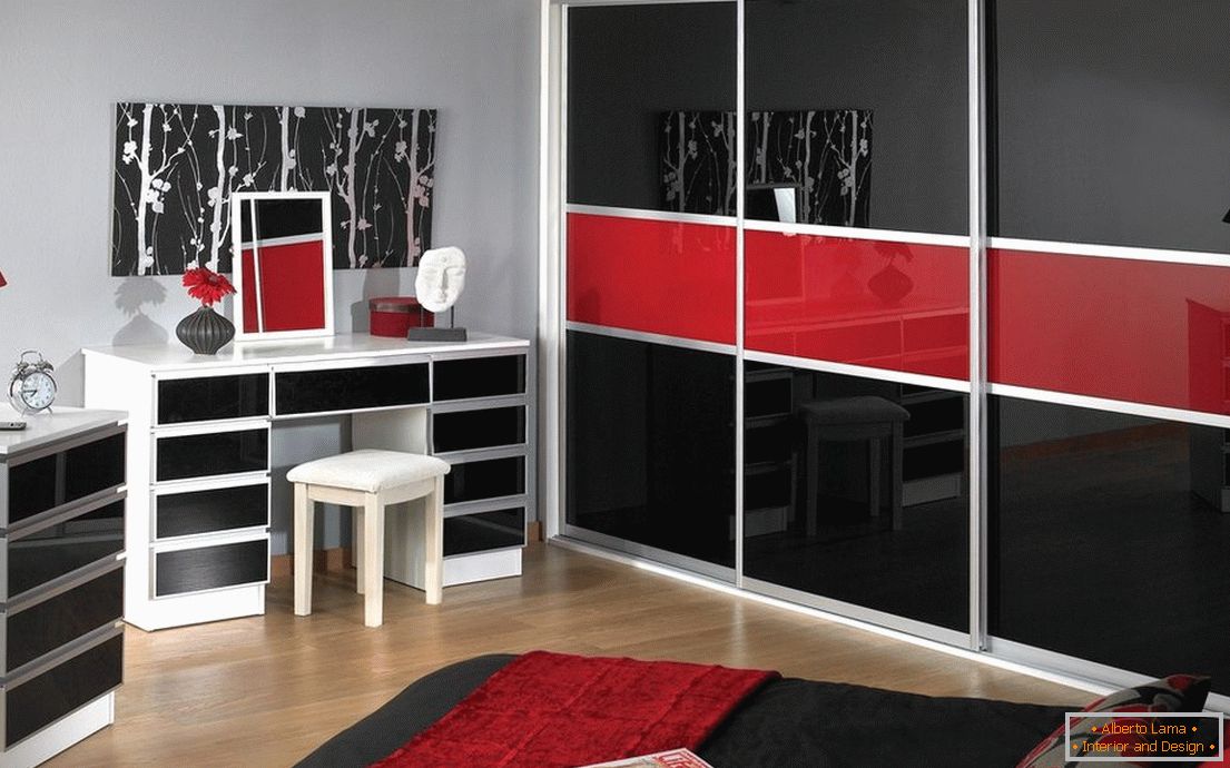 Schwarz-rote Garderobe aus dem Lack im Inneren des Schlafzimmers