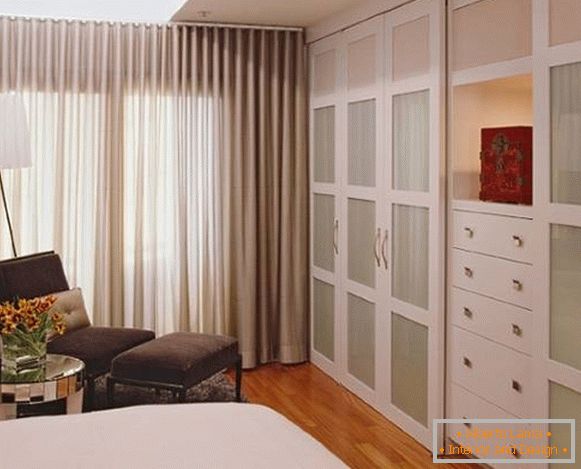 Kleines Schlafzimmer mit stilvollem Kleiderschrank