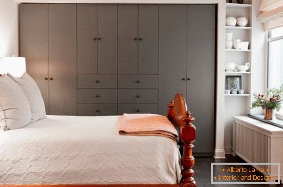 Ein einfacher Kleiderschrank für ein Schlafzimmer in grauer Farbe