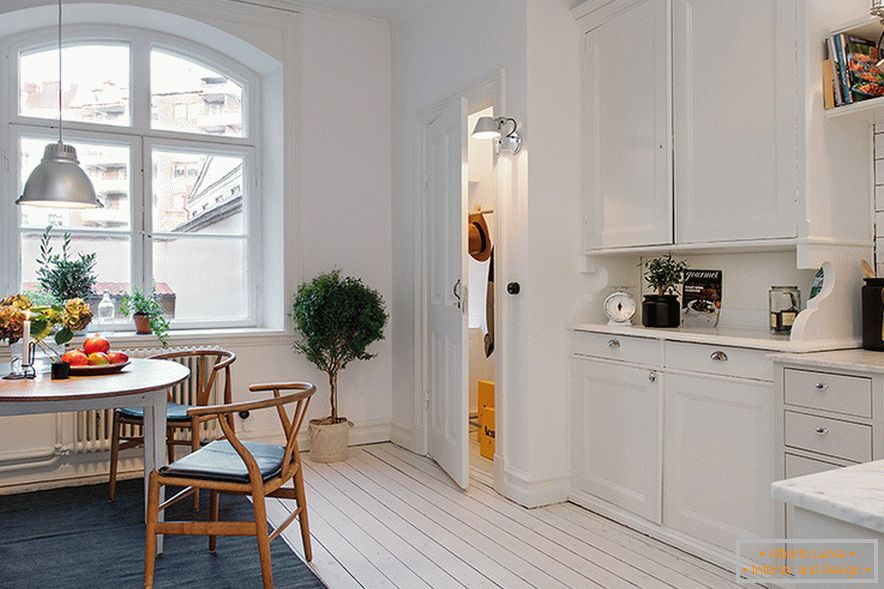 Küchenbereich in der Wohnung в Швеции