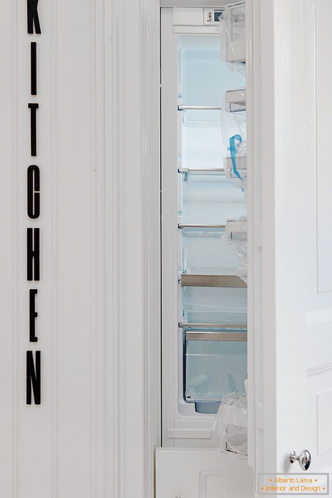 Kühlschrank im Inneren der Küche