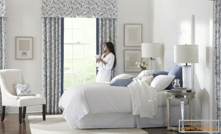 schön-weiß-blau-Glas-modern-Design-Fenster-Vorhang-Schlafzimmer-Ideen-Blume-Motiv-Volant-Vintage-Vorhang-be-ausgestattet-Doppel-Nacht-Lampe-weiß-Decke-Bett-Matratze-Holz- Etage-im-Schlafzimmer-wie-gut-wie-curta