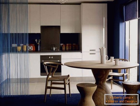 Ein blauer Vorhang aus Musselin im Inneren der Küche