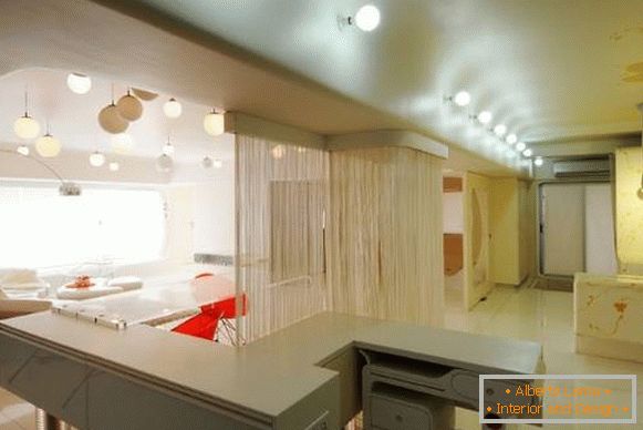 Cremige Vorhänge aus Musselin - Foto im Inneren der Küche des Wohnzimmers