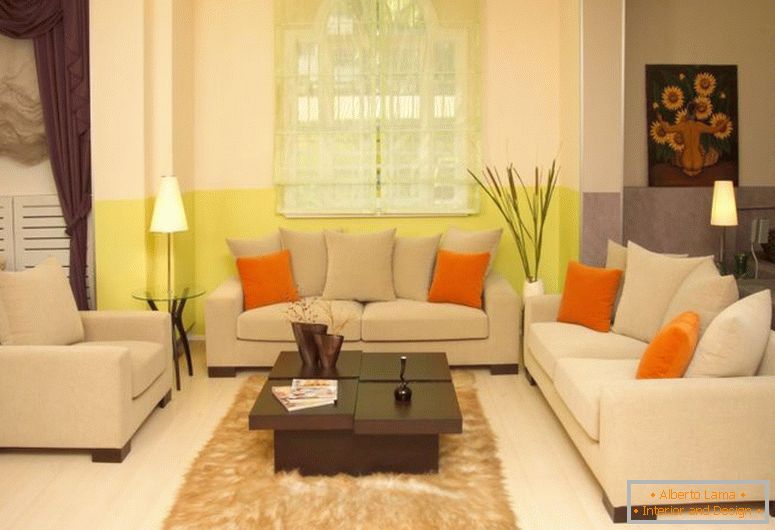 anziehendes Fenster-für-Feng-Shui-Wohnzimmer-mit-Creme-Sofas-und-stilvollen-Tisch-auf-braun-Teppich