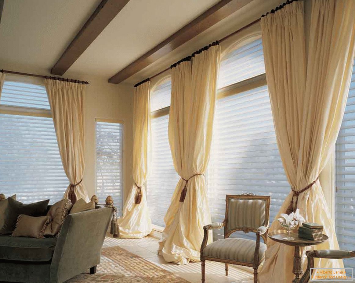 Adorable-Wohnzimmer-Vorhänge-Sets-mit-Drop-Decke-Design-und-Brown-Gardinen-auch-Sofa-Bett-auf-Teppich-und-zwei-Sessel-mit-Holz-Tischchen