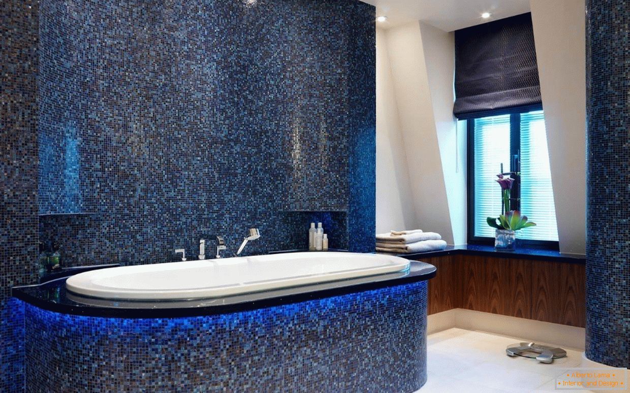 Dunkelblaues Mosaik im Badezimmer