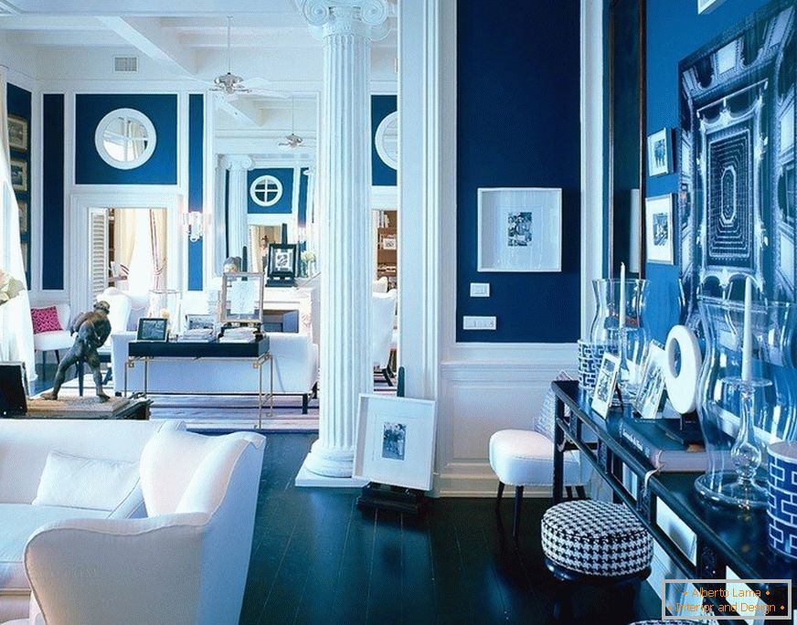 Blaue Wände im Inneren des Wohnzimmers