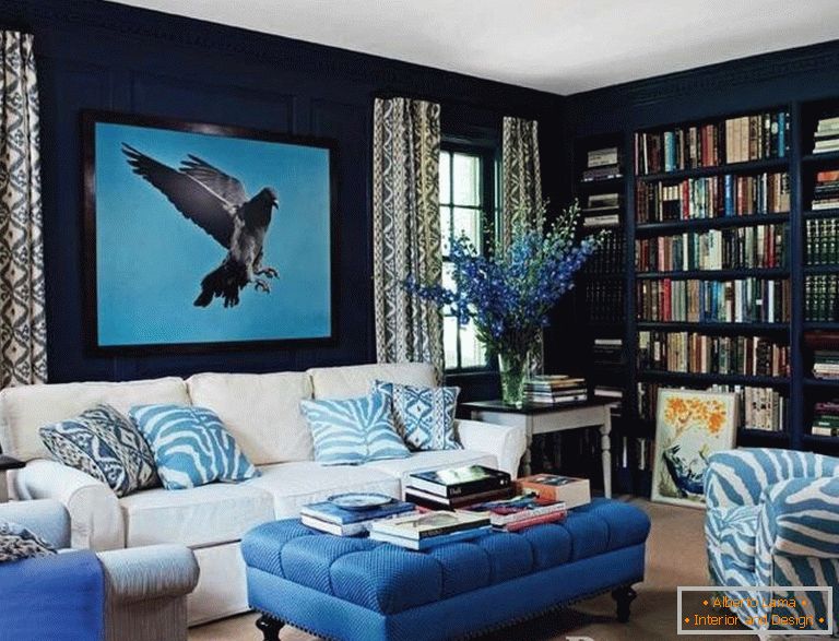 Die Kombination aus dunkelblauen Wänden und hellen Dekorelementen