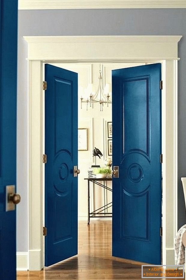 Blaue Türen im Innenraum