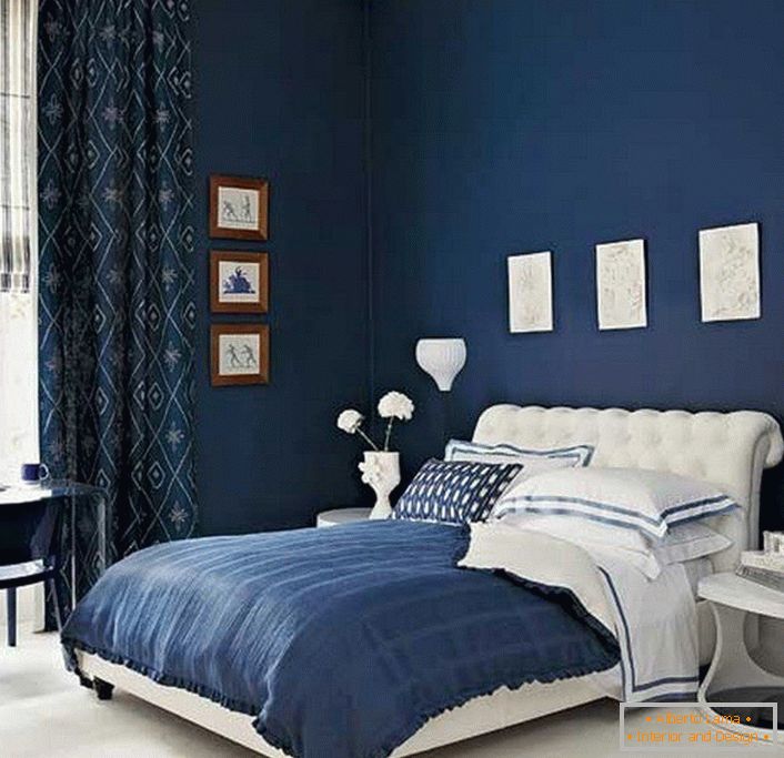 Blaue Wände und Vorhänge im Schlafzimmer