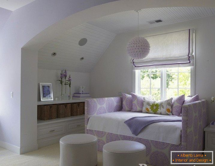 Gemütliches Schlafzimmer mit einem Bogen in lila-weißer Farbe