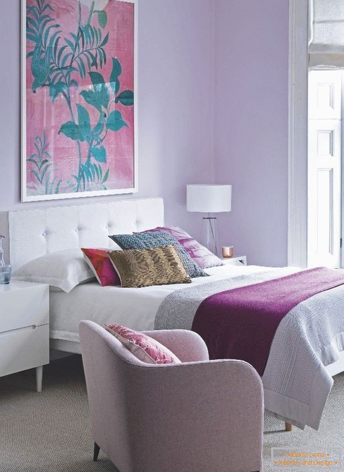 Gemütliches Schlafzimmer in lila Farbe
