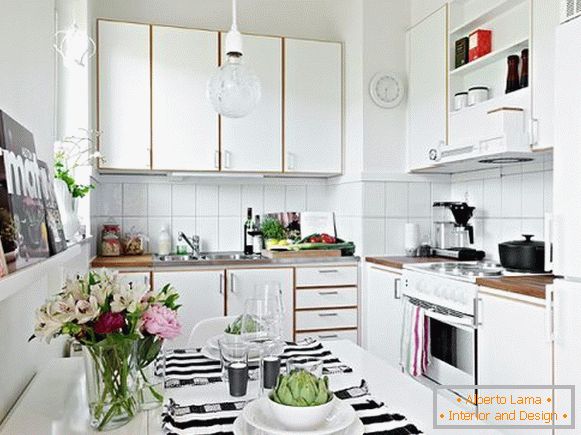 Küche mit Esszimmer in weißer Farbe