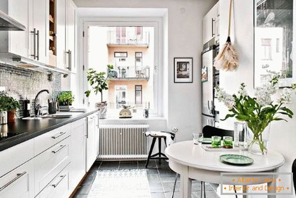 Küchendesign in einer Zweizimmerwohnung im skandinavischen Stil