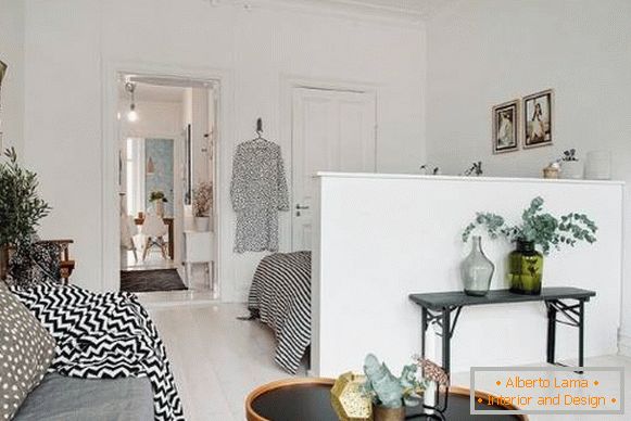 Partition zwischen Wohnzimmer und Schlafzimmer in einer Wohnung im skandinavischen Stil