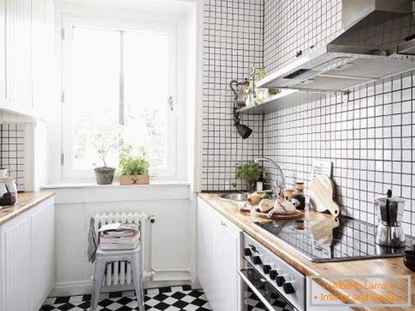Kleine Küche in einer Wohnung im skandinavischen Stil