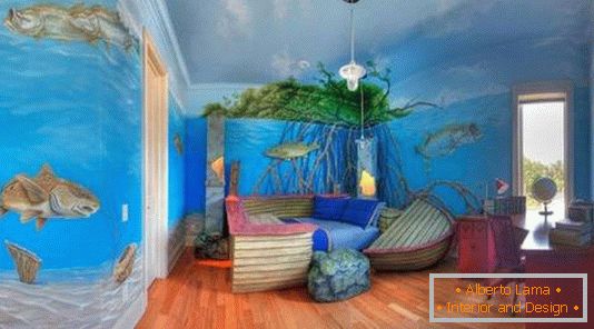 Das Bett in Form eines Schiffes und die Meeresmotive an den Wänden im Kinderzimmer