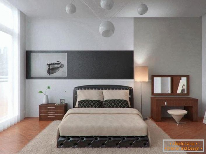 Helles Schlafzimmer im High-Tech-Stil in einer Stadtwohnung. Interessantes Design des Kronleuchters.