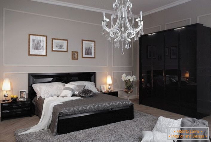 Ein gemütliches und stilvolles Schlafzimmer im High-Tech-Stil, in hellen Grautönen gehalten, mit kontrastierenden schwarzen Möbeln.